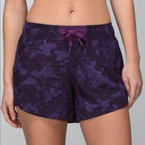 Lululemon Go The Distance Reversible Short in Manifesto Script